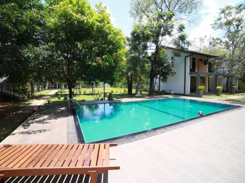 阿努拉德普勒阿拉卡曼达酒店的房屋旁带长凳的游泳池