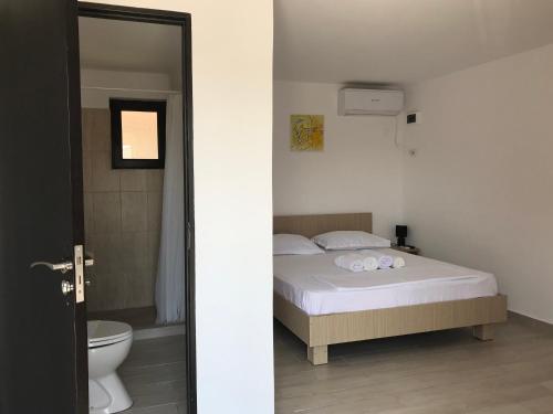 多亚马伊Vila Atlas的一间卧室配有一张床,浴室设有卫生间