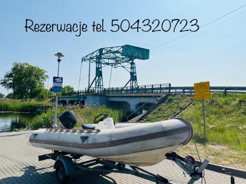 斯图托沃Czapla siwa的桥前拖车上的船
