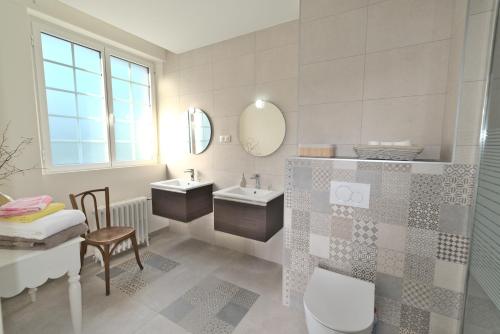 GestelManoir de Kerguestenen的浴室设有2个水槽和镜子