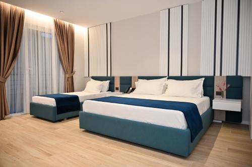 都拉斯Hotel Vino的两间带两张床的酒店客房