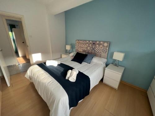 拉科鲁尼亚casa culleredo的一间卧室配有一张大床和两条毛巾