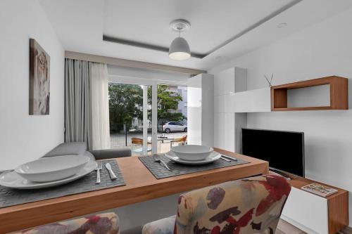 普罗马尼亚Brotis - StudioApartment的客厅设有餐桌和盘子