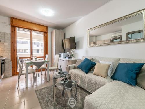 夸尔图-圣埃莱娜Zaffiro Apartment的客厅配有沙发和桌子