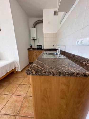 埃斯普霍斯AT Espalmador Formentera rustick的厨房配有水槽和台面