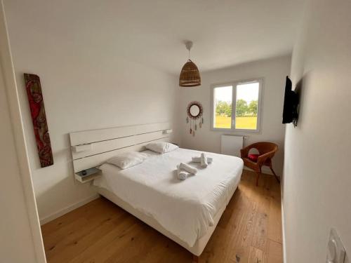 安德诺莱斯贝恩VILLA MOANA的卧室设有一张白色大床和一扇窗户。
