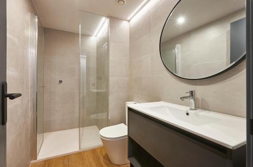 萨洛Rentalmar Suites Salou Families Only的一间带水槽、卫生间和镜子的浴室