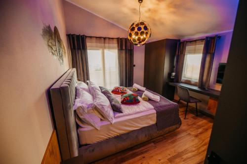 吉格涅斯科斐耶Villa Sunset Pool & Spa apartments的一间卧室配有一张带紫色床单和枕头的床。