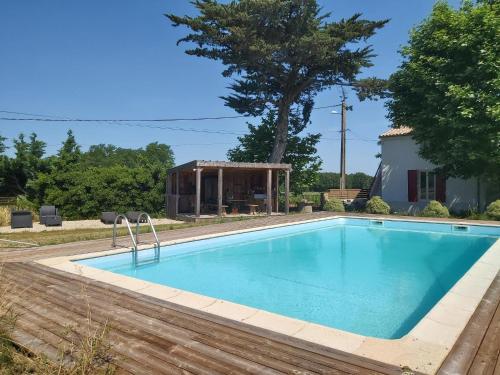 Jau-Dignac-et-LoiracRavissant studio à la ferme avec piscine的一座房子后院的游泳池