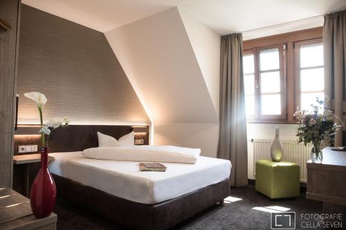 盖瑟尔温德盖瑟尔温德兰德酒店的酒店客房设有一张床和一个大窗户