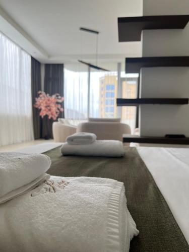 科布列季HOTEL SABA的客厅配有白色毛巾,位于地板上