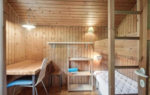 伊斯科博约格Awesome Home In Eskebjerg With Wifi的客房配有双层床、书桌和桌子。