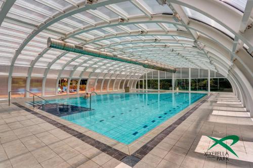 希塞雷拉希瑟雷拉公园简易别墅露营地的一个带玻璃天花板的室内游泳池
