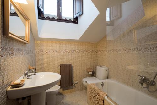 PeñacobaCasa Rural Martínez的浴室配有盥洗盆、卫生间和浴缸。