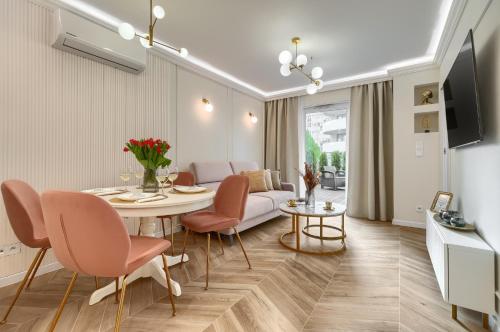 斯维诺乌伊希切Apartments Ostsee Suntowers的客厅配有桌椅和沙发