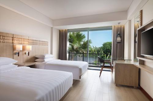 勒吉安巴厘岛勒吉安万豪酒店的酒店客房设有两张床和一台平面电视。