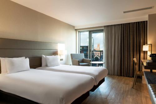 伯明翰AC Hotel by Marriott Birmingham的一间酒店客房,设有一张大床和一个大窗户