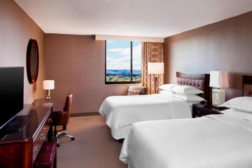 哈里斯堡哈里斯堡喜来登酒店赫尔希的酒店客房设有两张床和窗户。