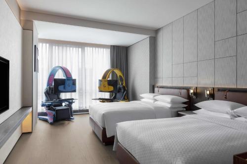 成都成都天府新区福朋喜来登酒店的一间酒店客房,设有两张床和电视
