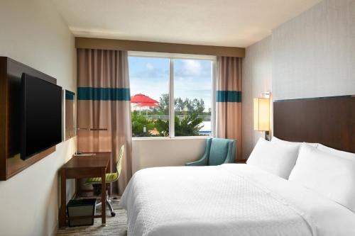 迈阿密科勒尔盖布尔斯福朋喜来登酒店的酒店客房设有床和窗户。