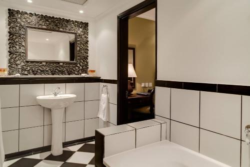 布兰太尔瑞雅尔普罗提酒店的一间带水槽和镜子的浴室
