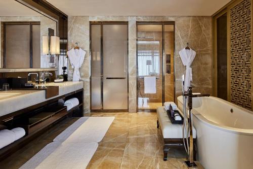 香港丽思卡尔顿酒店的带浴缸和盥洗盆的浴室