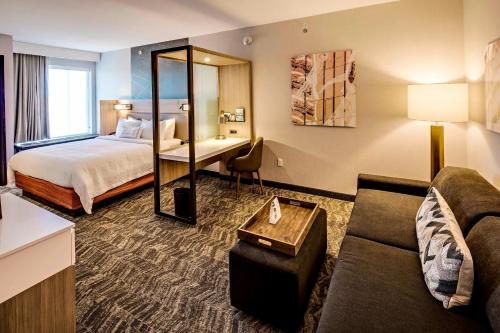 Murlin HeightsSpringHill Suites by Marriott Dayton Vandalia的酒店客房,配有床和沙发
