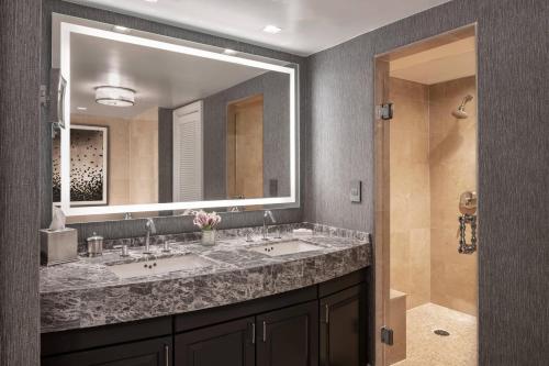 亚特兰大亚特兰大丽思卡尔顿酒店的一间带两个盥洗盆和大镜子的浴室