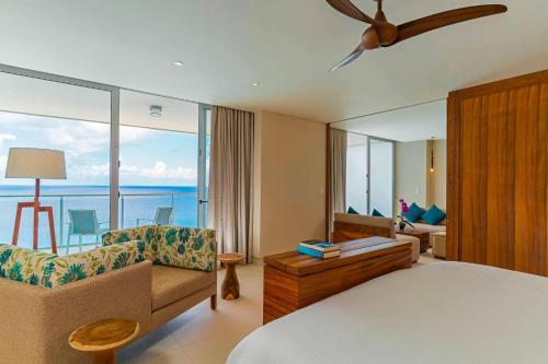 科苏梅尔The Westin Cozumel的酒店客房设有一张床,享有海景。