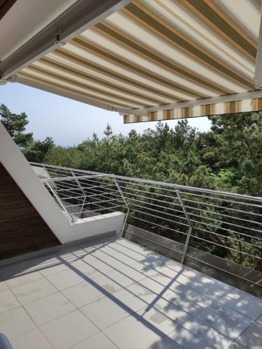 拉塔Apartament w Juracie的房屋的阳台享有风景。