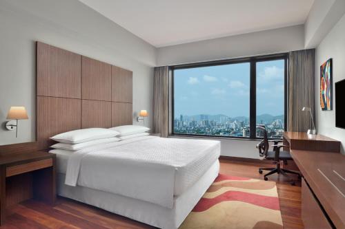 纳威孟买瓦希新孟买喜来登福朋酒店的卧室设有白色的床和大窗户