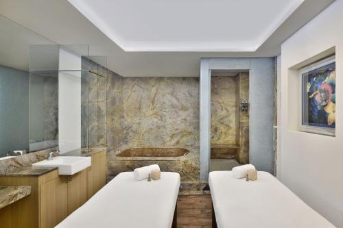 纳威孟买瓦希新孟买喜来登福朋酒店的一间带两张床和盥洗盆的浴室