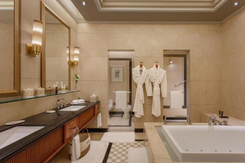 孟买ITC Grand Central, a Luxury Collection Hotel, Mumbai的带浴缸、两个盥洗盆和浴缸的浴室。