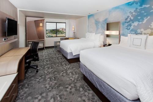 凤凰城哥伦布凤凰城市庭院万豪酒店的酒店客房配有两张床和一张书桌