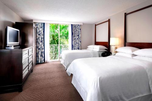 劳德代尔堡喜来登塞普勒斯克里克劳德代尔堡套房酒店的酒店客房设有两张床和电视。