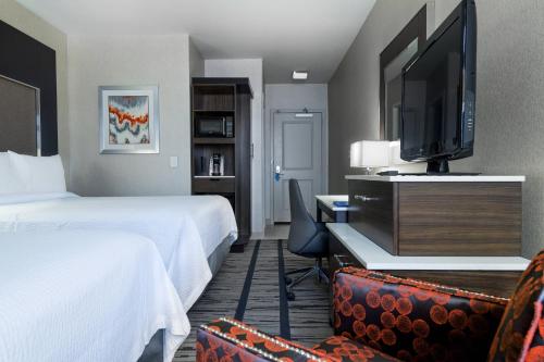剑桥波士顿剑桥万怡福尔德酒店和套房的酒店客房设有两张床和一台平面电视。