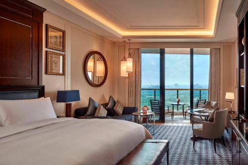 海口海口丽思卡尔顿酒店的一间卧室设有一张床和一间客厅。