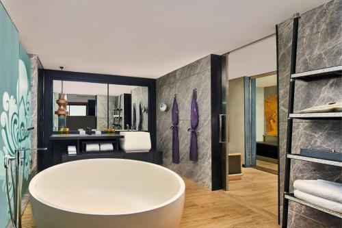 努沙杜瓦Renaissance Bali Nusa Dua Resort的一间带大浴缸和水槽的浴室