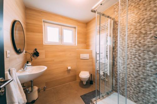 科布伦茨Premium Apartments Koblenz的带淋浴、盥洗盆和卫生间的浴室