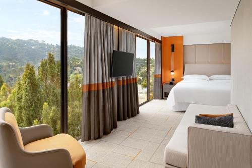 洛杉矶喜来登环球酒店的酒店客房设有一张床和一个大窗户