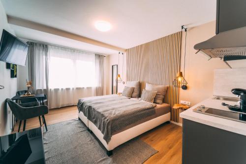科布伦茨Premium Apartments Koblenz的一间带床的小卧室和一间厨房