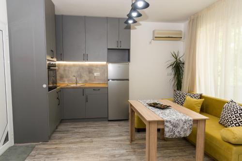 布尔加斯Alagen Apartments Burgas的客厅配有黄色的沙发和桌子