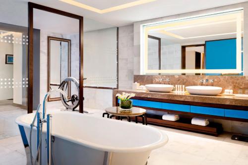 达卡达卡艾美度假酒店的浴室配有2个盥洗盆和1个浴缸。