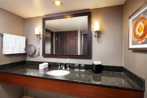 波莫纳Sheraton Fairplex Suites & Conference Center的一间带水槽和大镜子的浴室