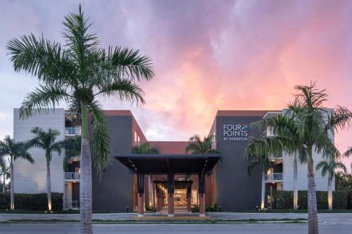 蓬塔卡纳福朋喜来登蓬塔卡纳村酒店的一座棕榈树建筑