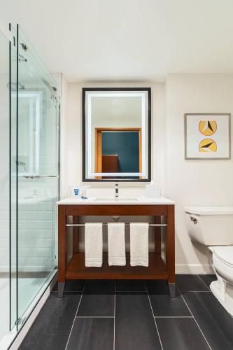 默特尔比奇Four Points by Sheraton Myrtle Beach的一间带水槽、卫生间和镜子的浴室