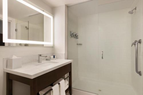 萨克拉门托萨克拉门托机场福朋喜来登酒店的一间带水槽和淋浴的浴室