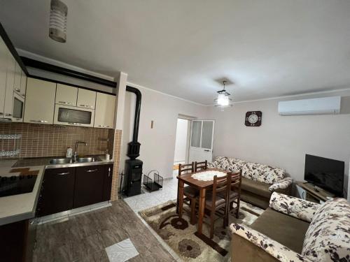 斯库台Home Shkodra Center的带沙发和桌子的客厅以及厨房。