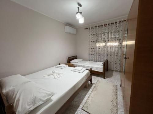 斯库台Home Shkodra Center的一间卧室设有两张床和玻璃淋浴间