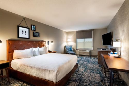 费尔维尤海茨福朋喜来登圣路易斯费尔维尤海茨酒店的酒店客房配有一张床、一张书桌和一台电视。